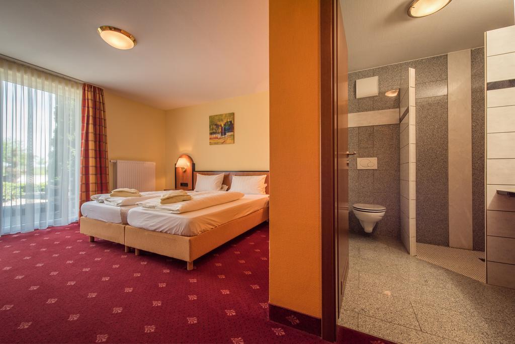 Landhotel Und Gasthof Hirsch Huettenreute Hosskirch Exterior photo