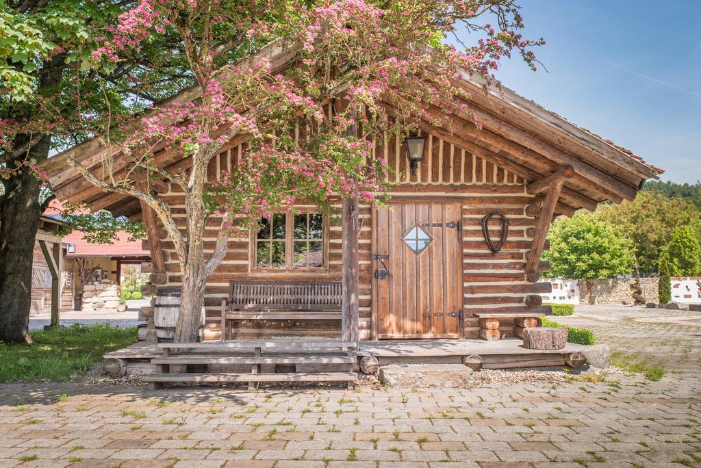Landhotel Und Gasthof Hirsch Huettenreute Hosskirch Exterior photo